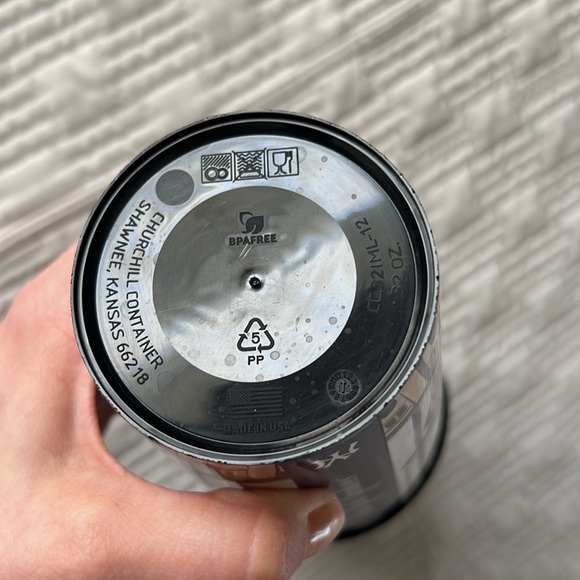 1 Dozen 32oz Yankees Stadium Cups - Picture 5 of 5